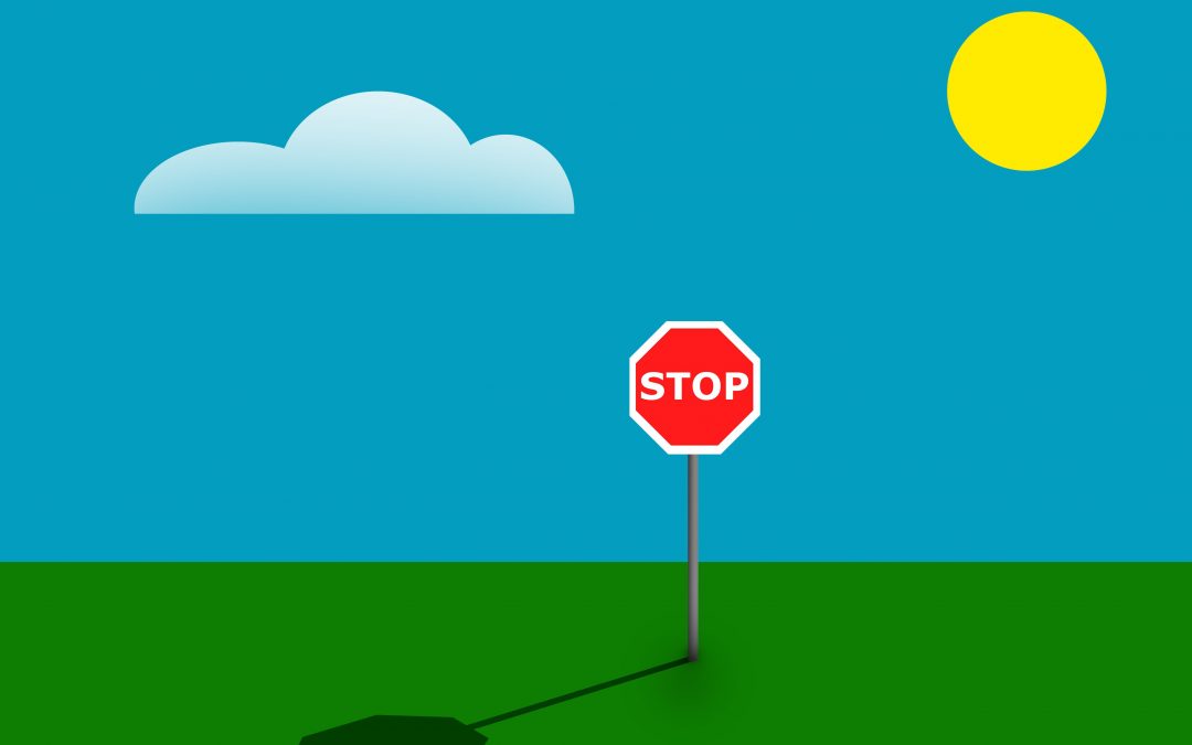 Landschaft mit Stopschild