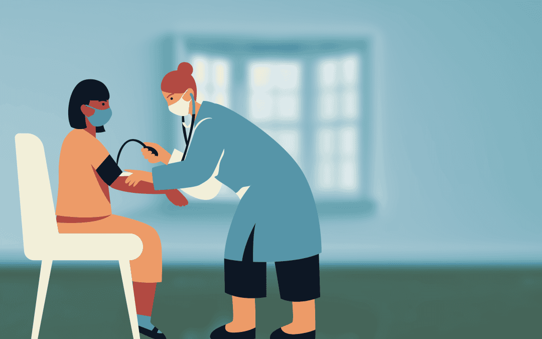 Begutachtung Medizinischer Dienst – Ärztin misst den Blutdruck einer Patientin