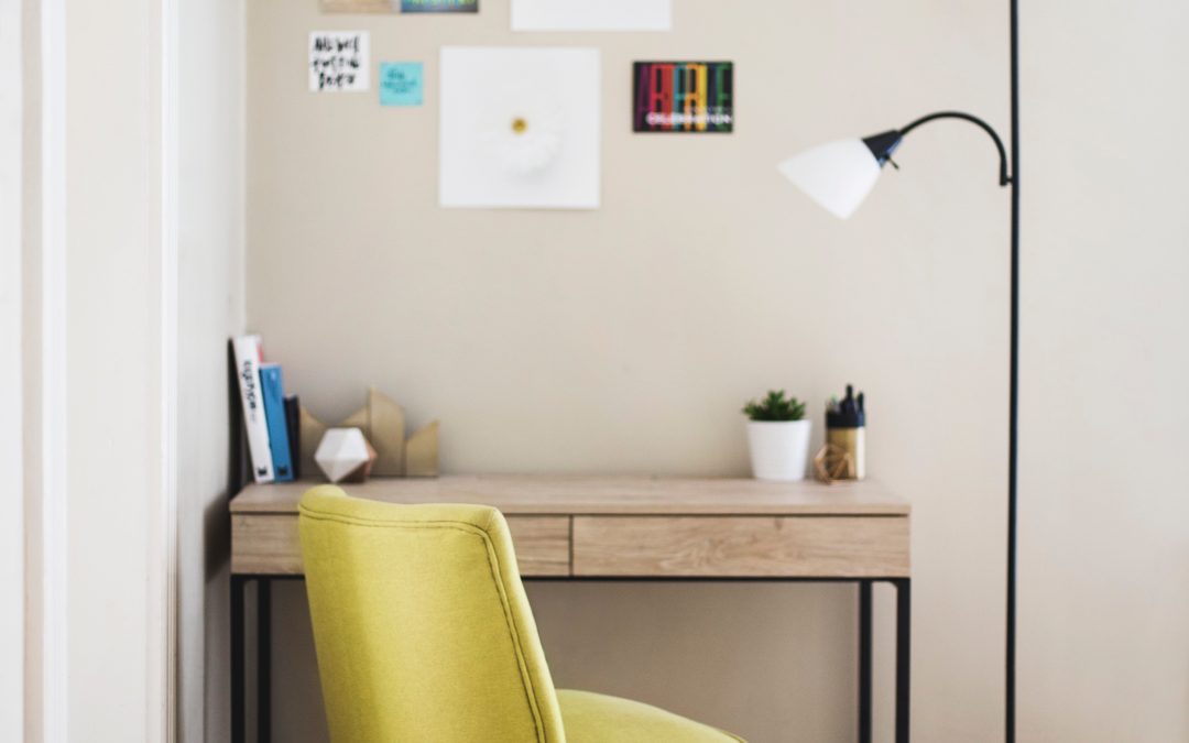 Leerer Arbeitsplatz mit Schreibtisch und Stuhl als Symbol für eine Freistellung nach Kündigung